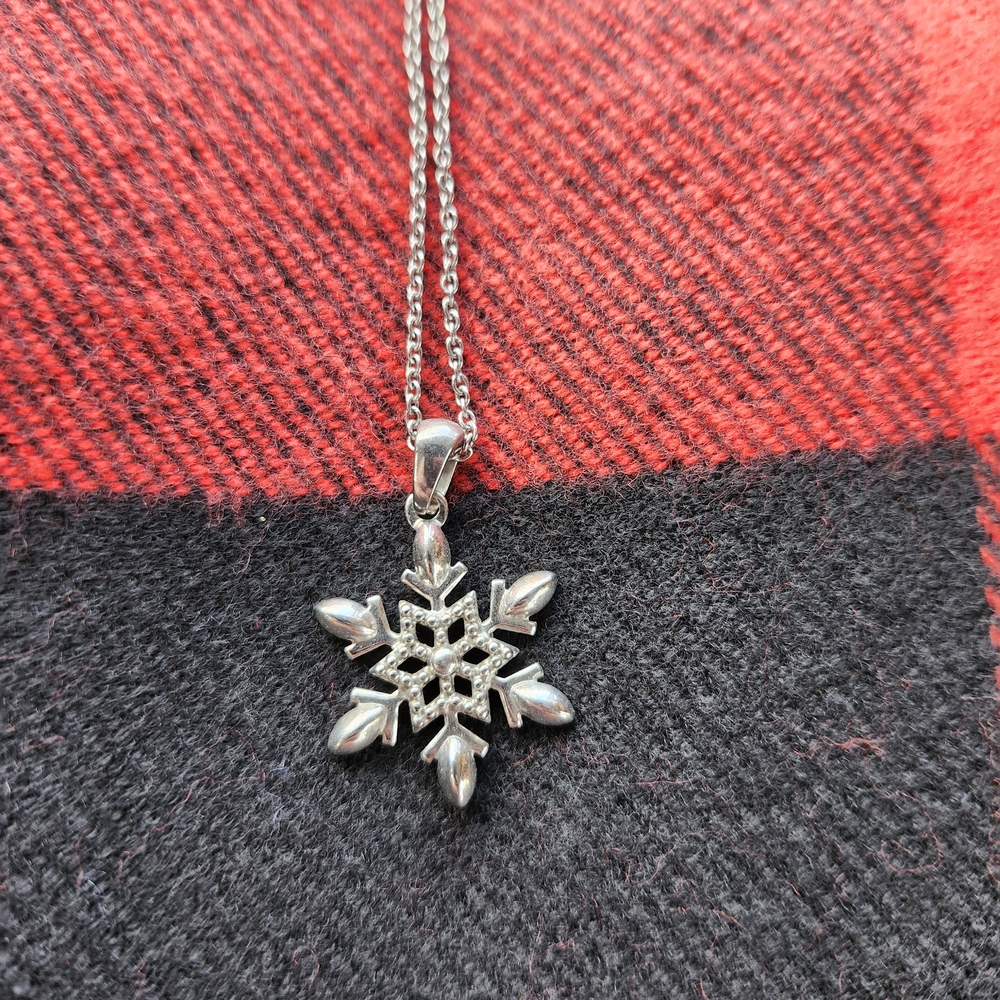 Elegant Silver Snowflake Pendant Necklace